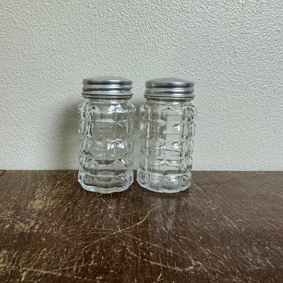 Anchor Hocking VINTAGE Made in USA Pressed Waffle Glass‎ Aluminum Salt & Pepper - Picture 1 of 7